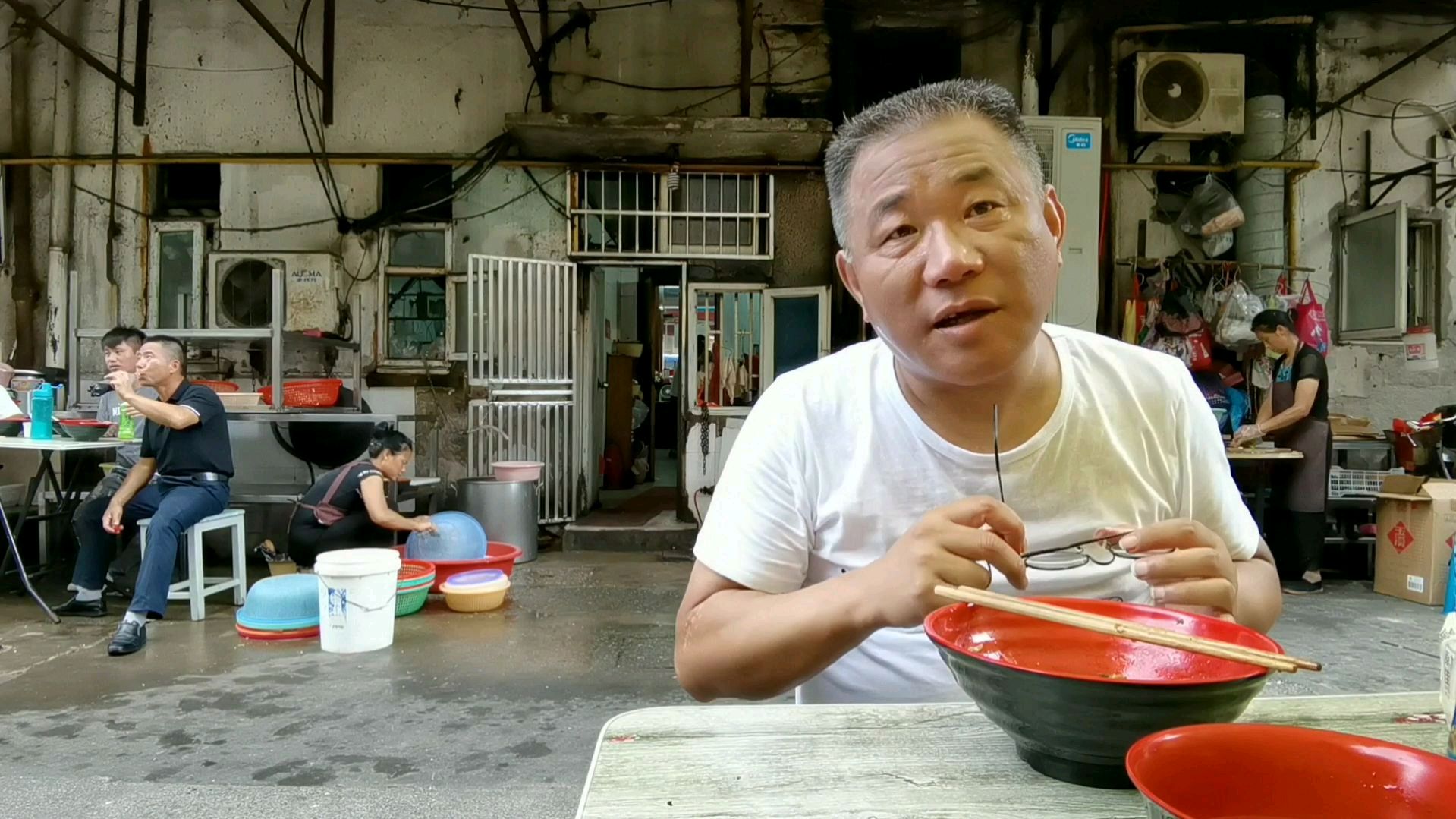 朋友介绍去杨浦区霍山路一家面馆,老板已过世,但生意依然火爆