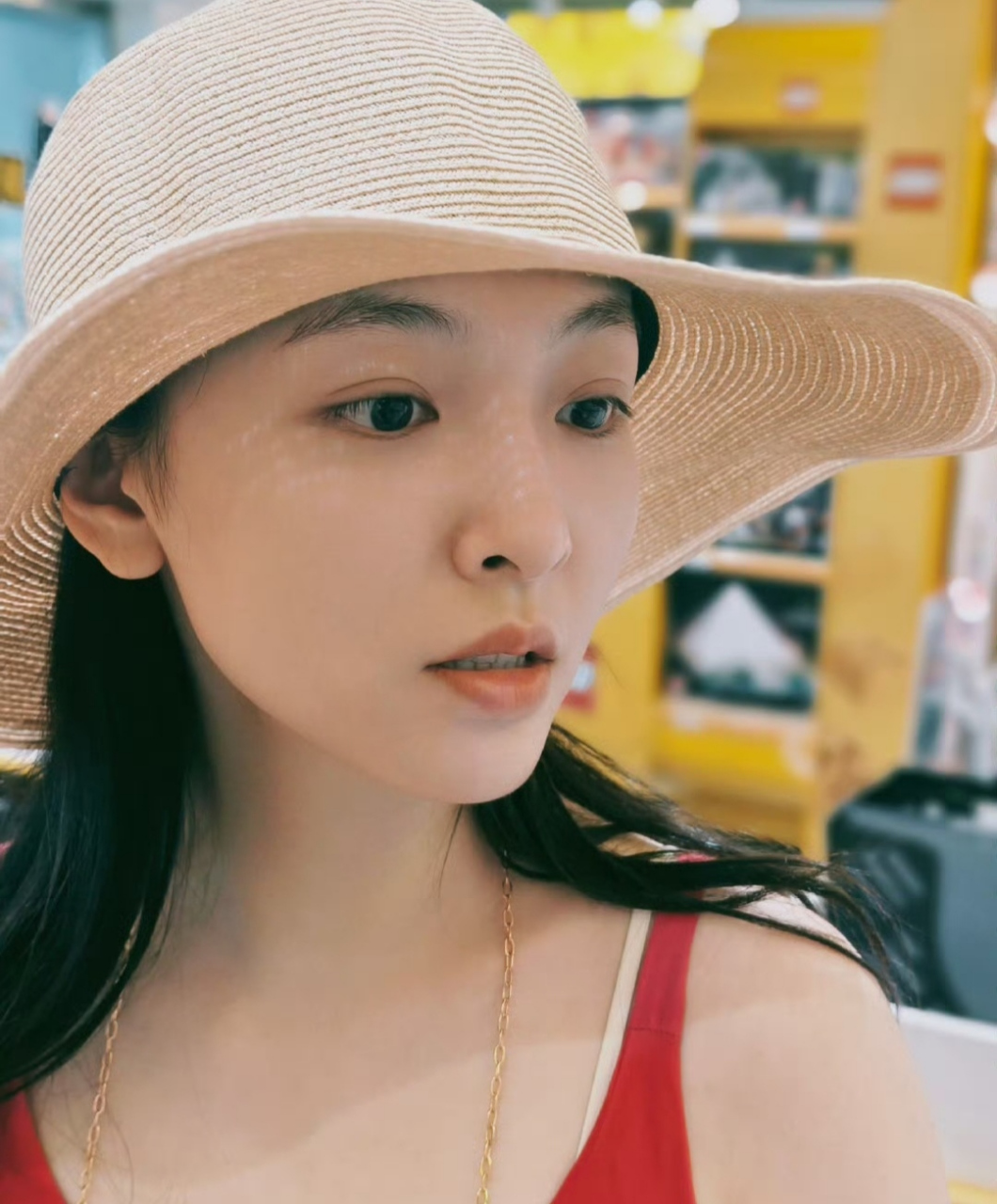 吴倩生活照状态恢复特别好,戴草帽穿红色连衣裙减龄又文艺,她化淡妆