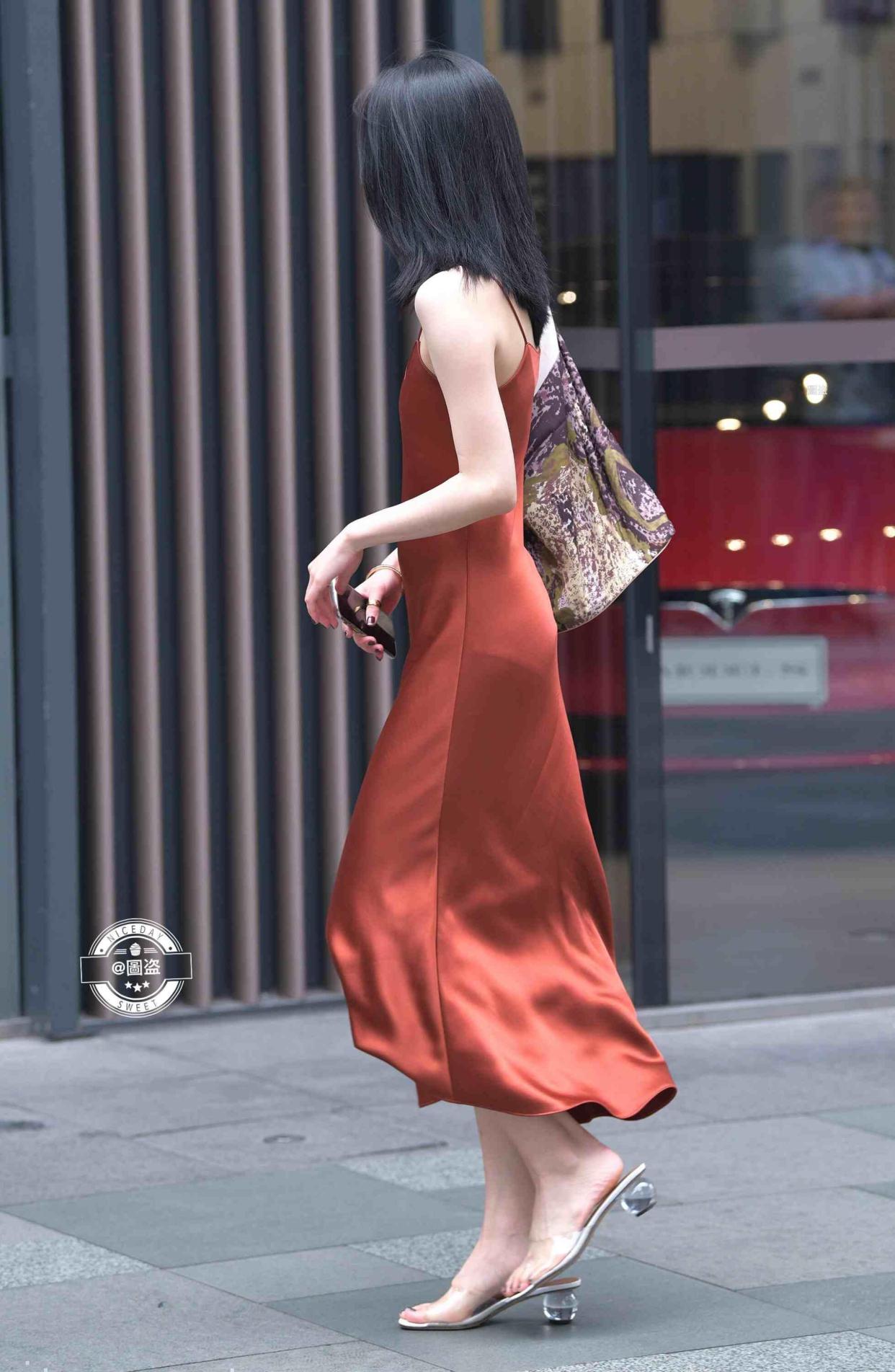 包臀裙的穿搭给你清爽感觉,穿出时尚女人味,热情似火