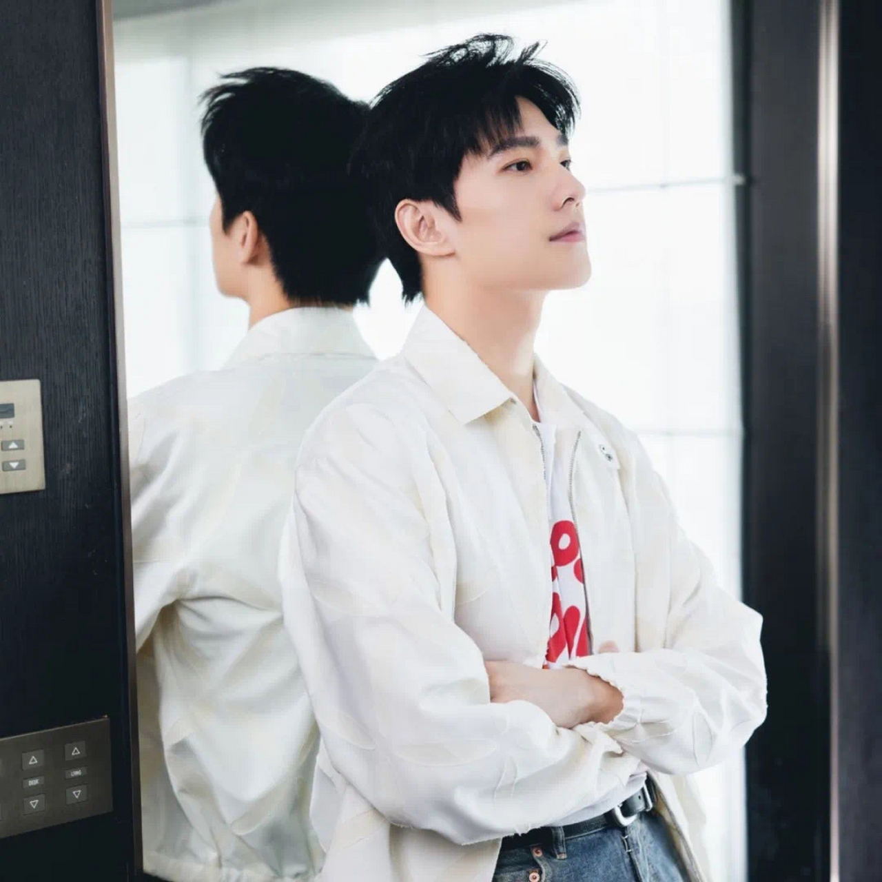 杨洋现在必须按照市场和资本的要求强行打破偶像包袱,可这事儿对他