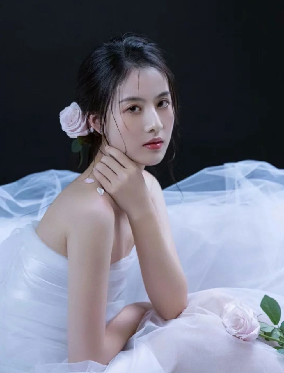 张熙乔这个眼神好有杀伤力,透澈的美,真怕你看穿了我.