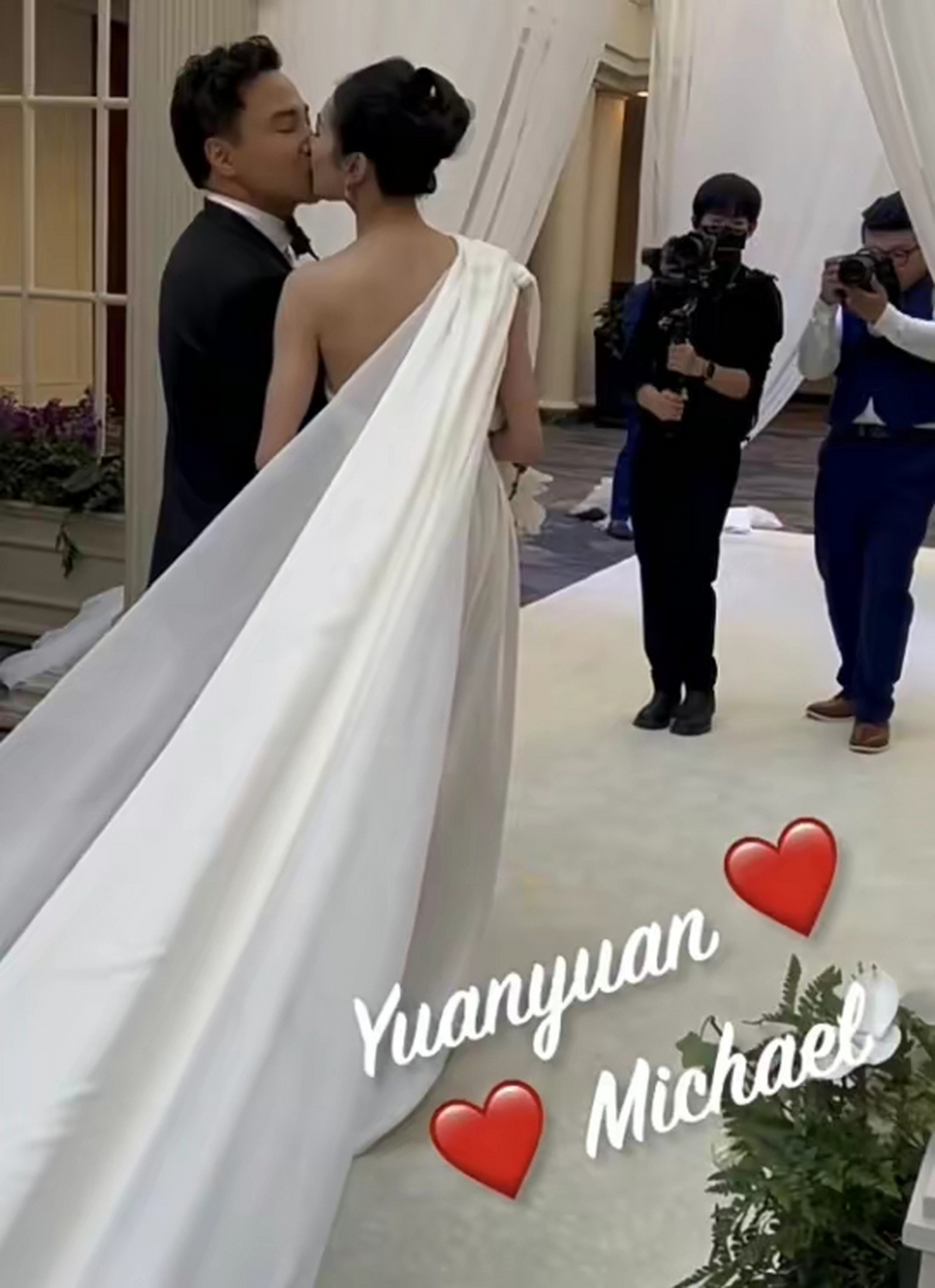 46岁舞蹈家谭元元举行婚礼,与老公浪漫亲吻,陈冲见证幸福  4月12日