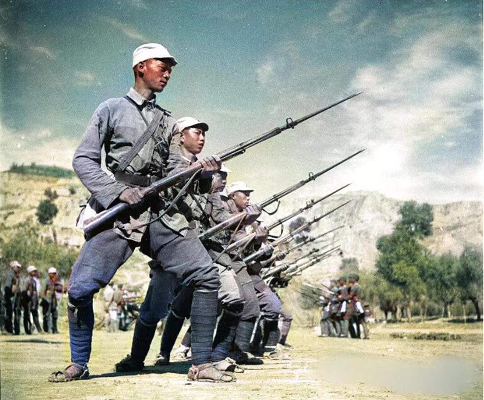 这是1937-45年间,八路军战士练习刺杀术时的场景