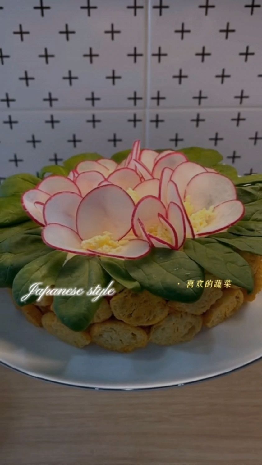 外国姑娘制作"千层莲花糕"-度小视