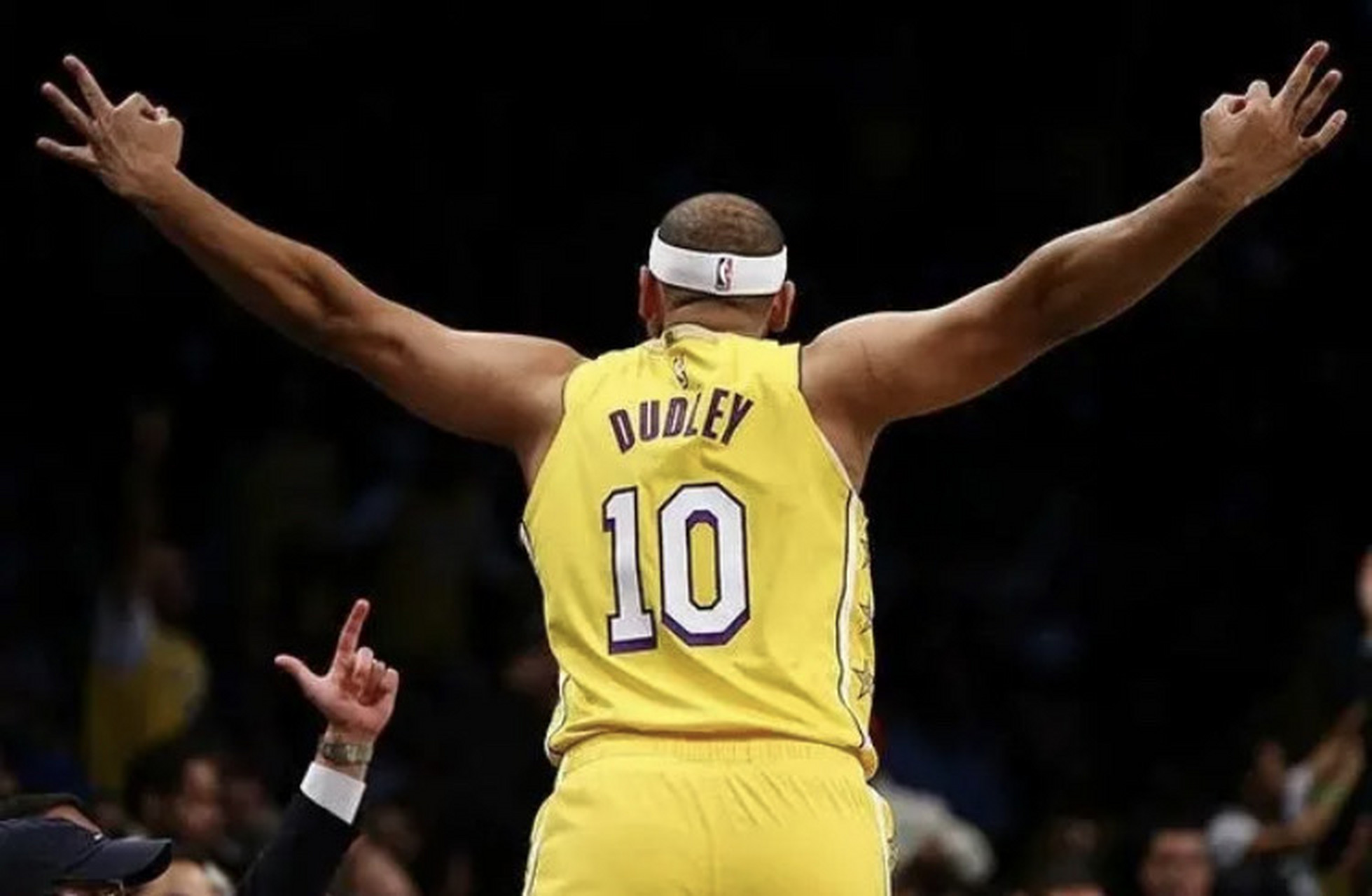 1年260万,杜德利回归湖人  听说有人叫嚣,保安队长前来报道 更衣室