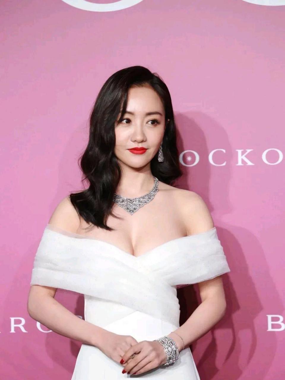 杨蓉身穿一字肩白色抹胸礼服裙秀傲人身材,粉嫩细腻的肌肤在白色裙子