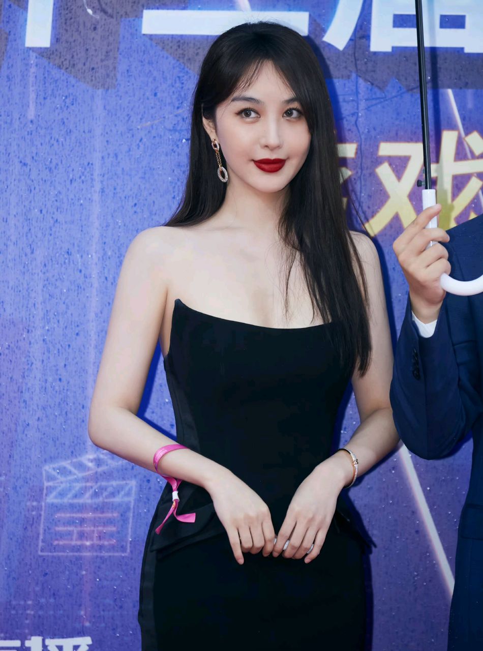 李菲儿这胖乎乎的脸蛋,厚厚的嘴唇,俏皮的眼神,让我顿时忘记了baby姐!