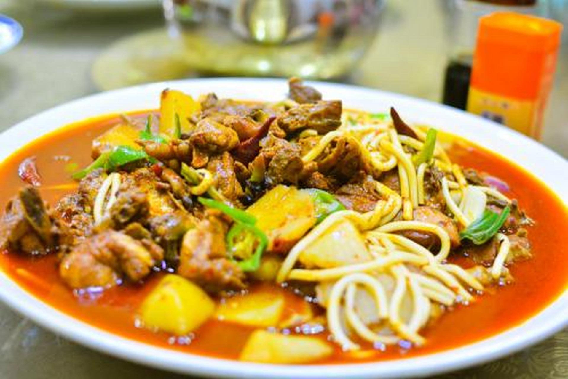 是西部历史文化名城,有各种各样的特色小吃,其最著名的是"靖远羊羔肉"