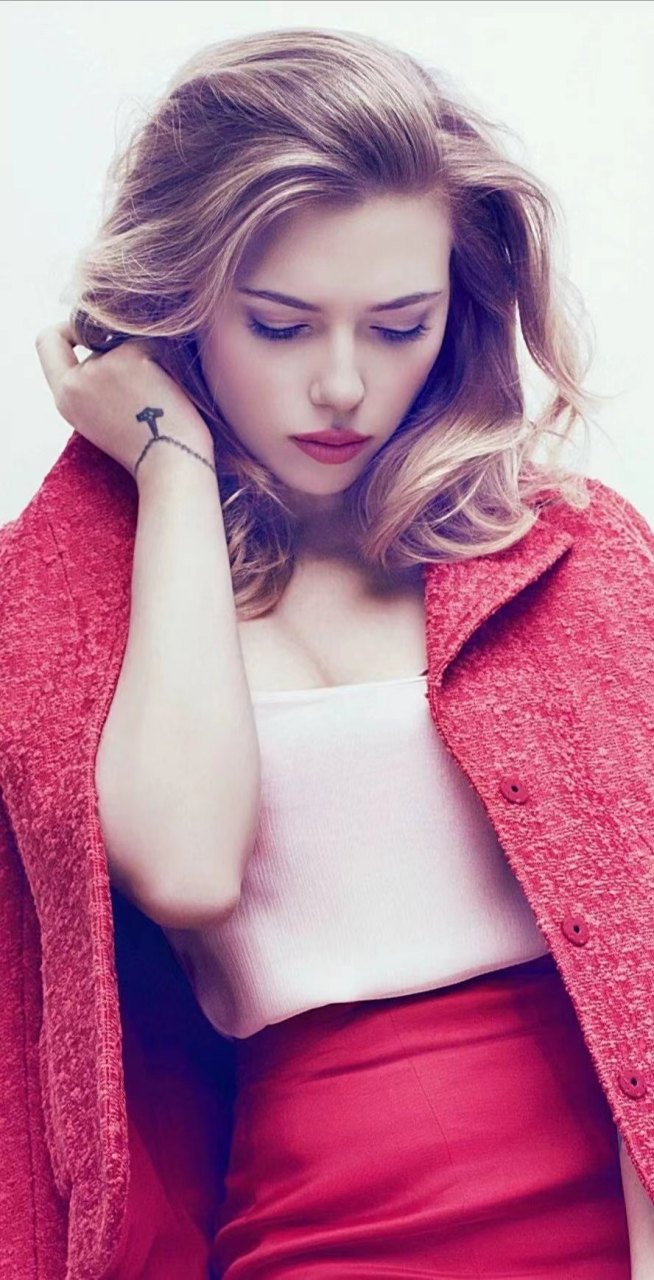 她的双唇娇嫩诱人,肌肤光滑如玉,清澈眼眸中闪耀着迷人的光芒.