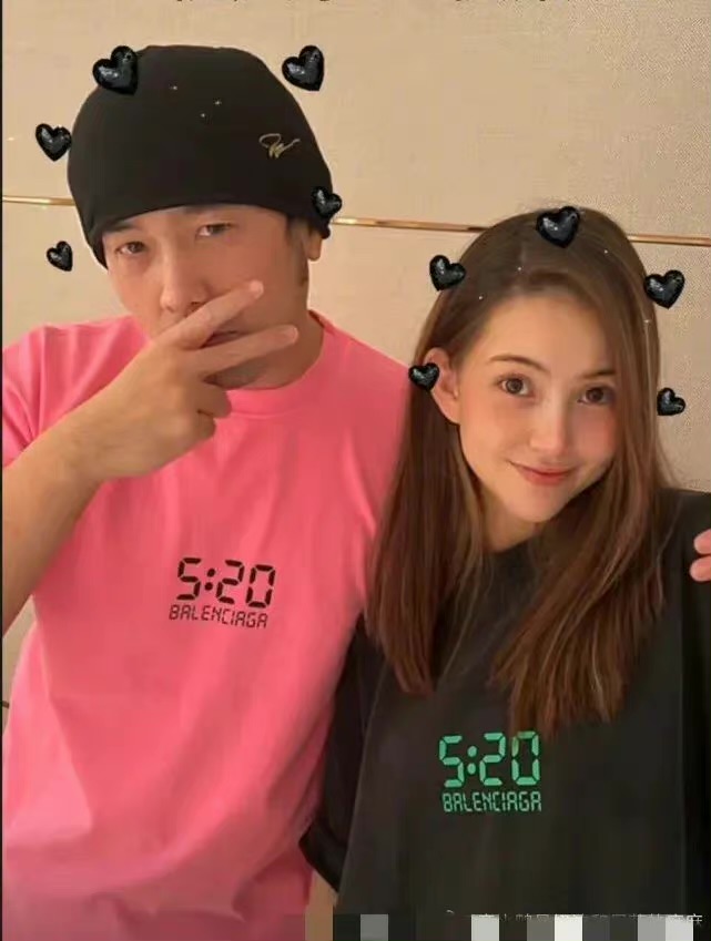 组图：周杰伦晒合照为昆凌庆生两人凑近自拍秀恩爱很是甜蜜