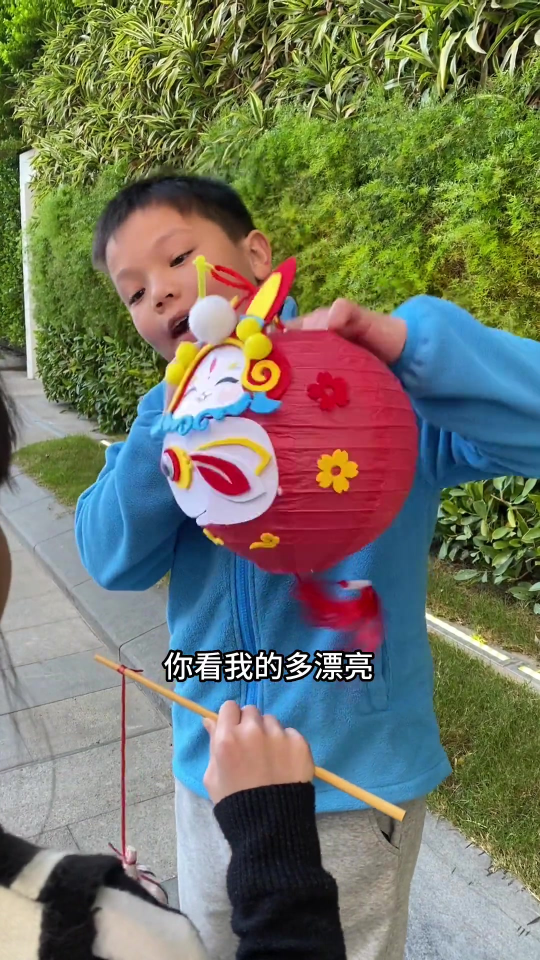 你们觉得这个用瓶子做的灯笼漂亮吗?