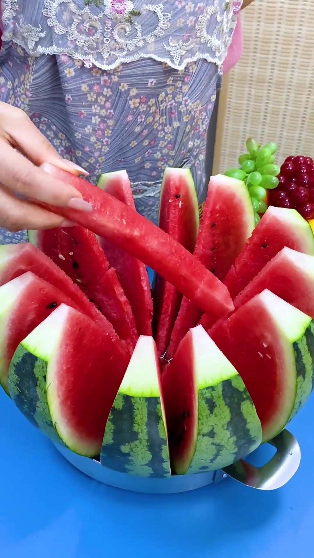 切西瓜一下就搞定,方便实用,切完的西瓜好看又好吃