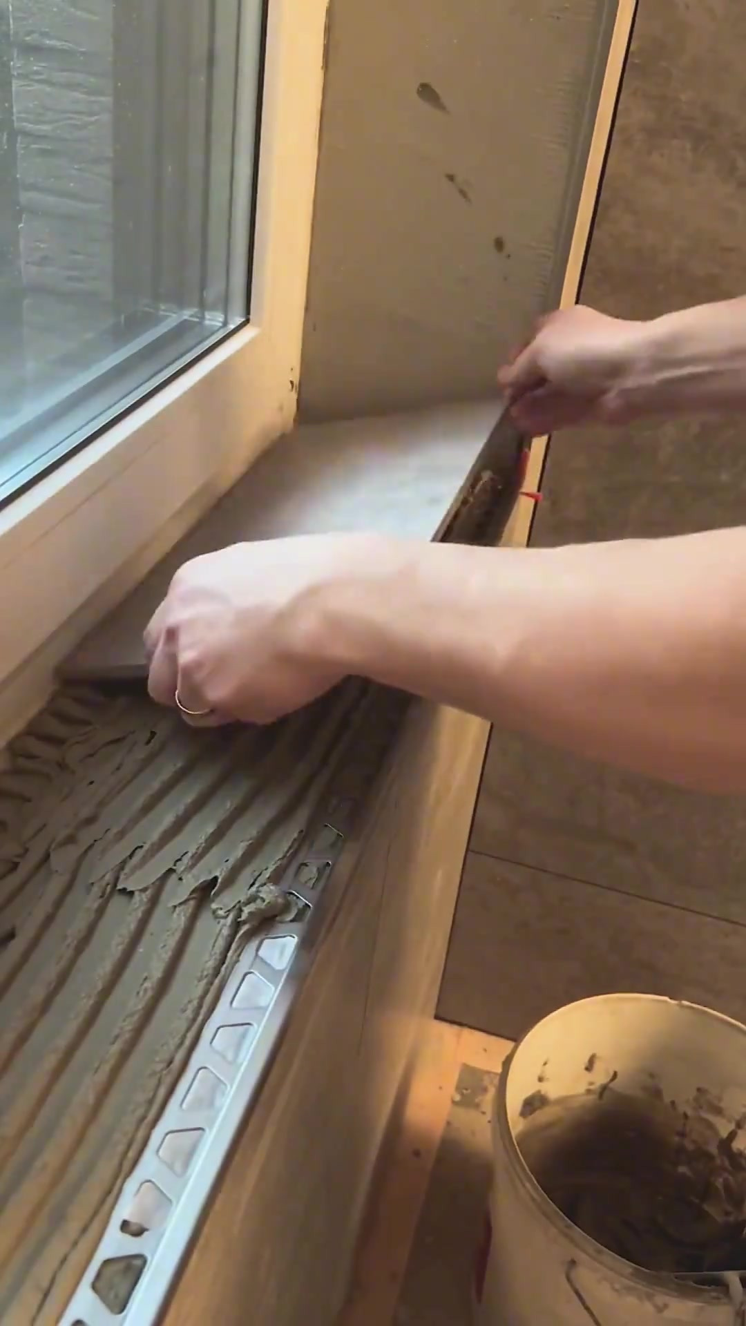 窗台瓷砖铺贴,严谨细致,切割平整