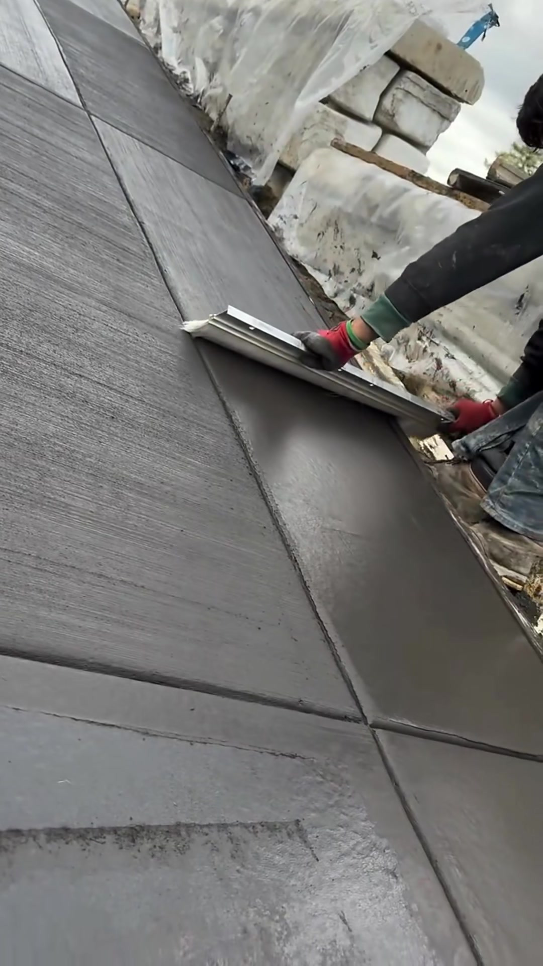 混凝土路面的拉毛处理肌理,普通材料做出高级感