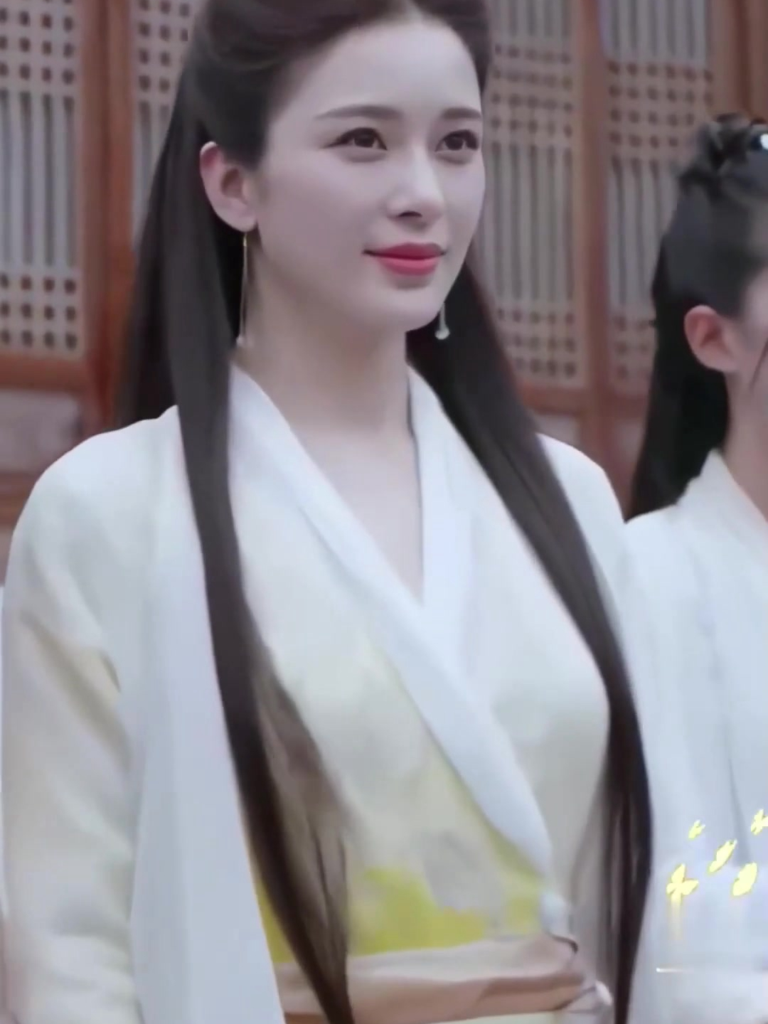 赵樱子:黄衫女子,美丽动人!