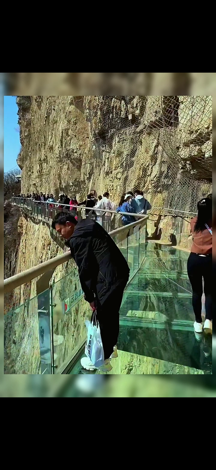 云台山上演浪漫汉婚大典 云台山国风艺术空间 千米悬崖上的玻璃栈道