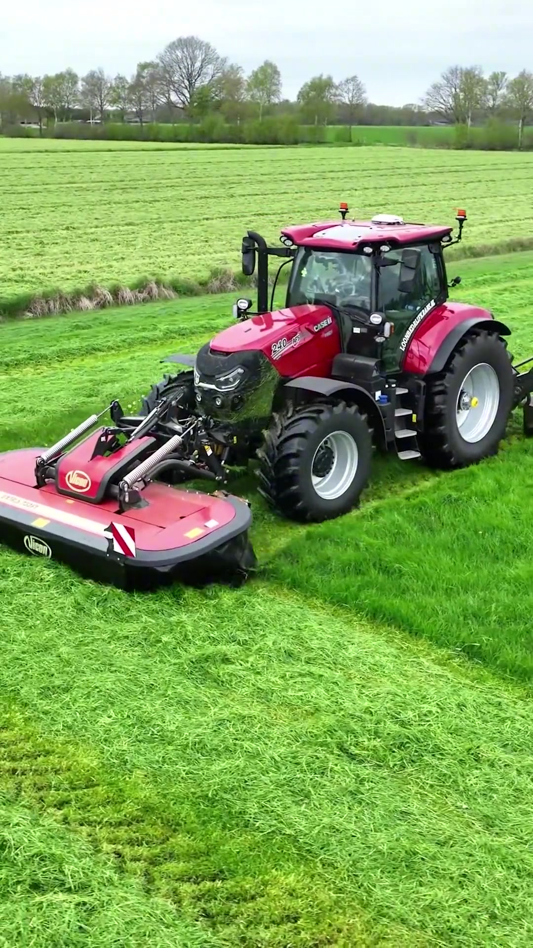 凯斯puma系列240无级变速拖拉机,挂载三幅割草机作业