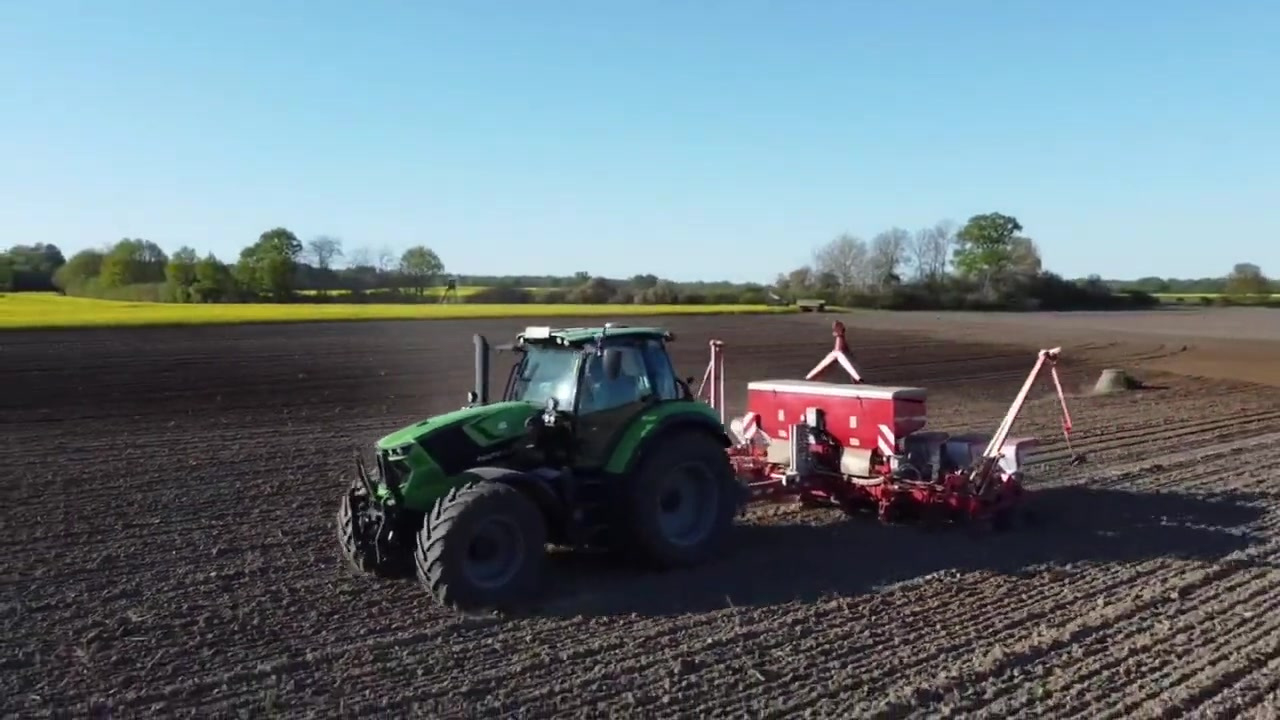 播种季的强强组合,道依茨法尔带格兰播种机播种玉米!