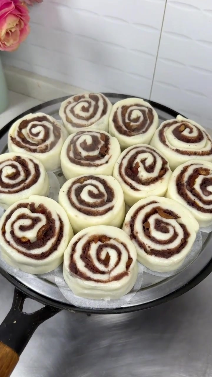 奶香豆沙红枣花卷 蒸了一锅奶香豆沙红枣花卷,花卷