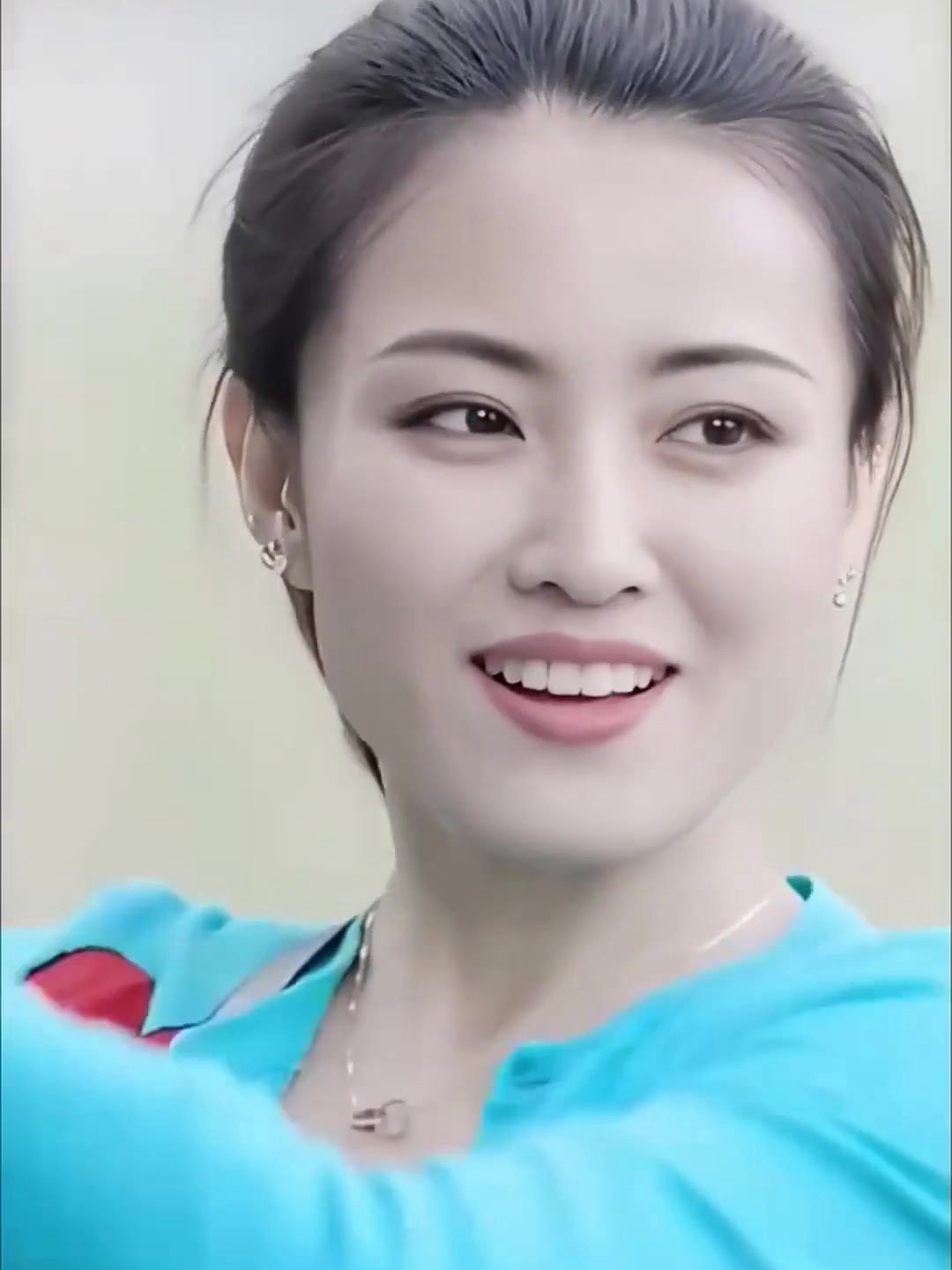 李大国媳妇颜值超香秀,美艳动人