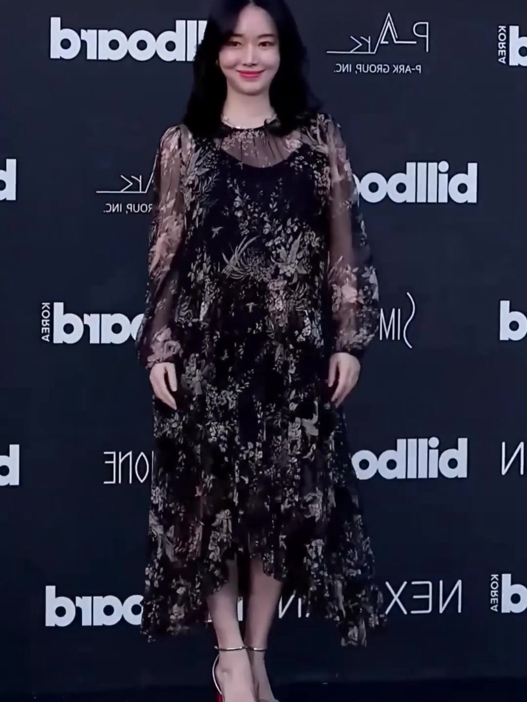 李贞贤孕后亮相,韩国天后风采依旧