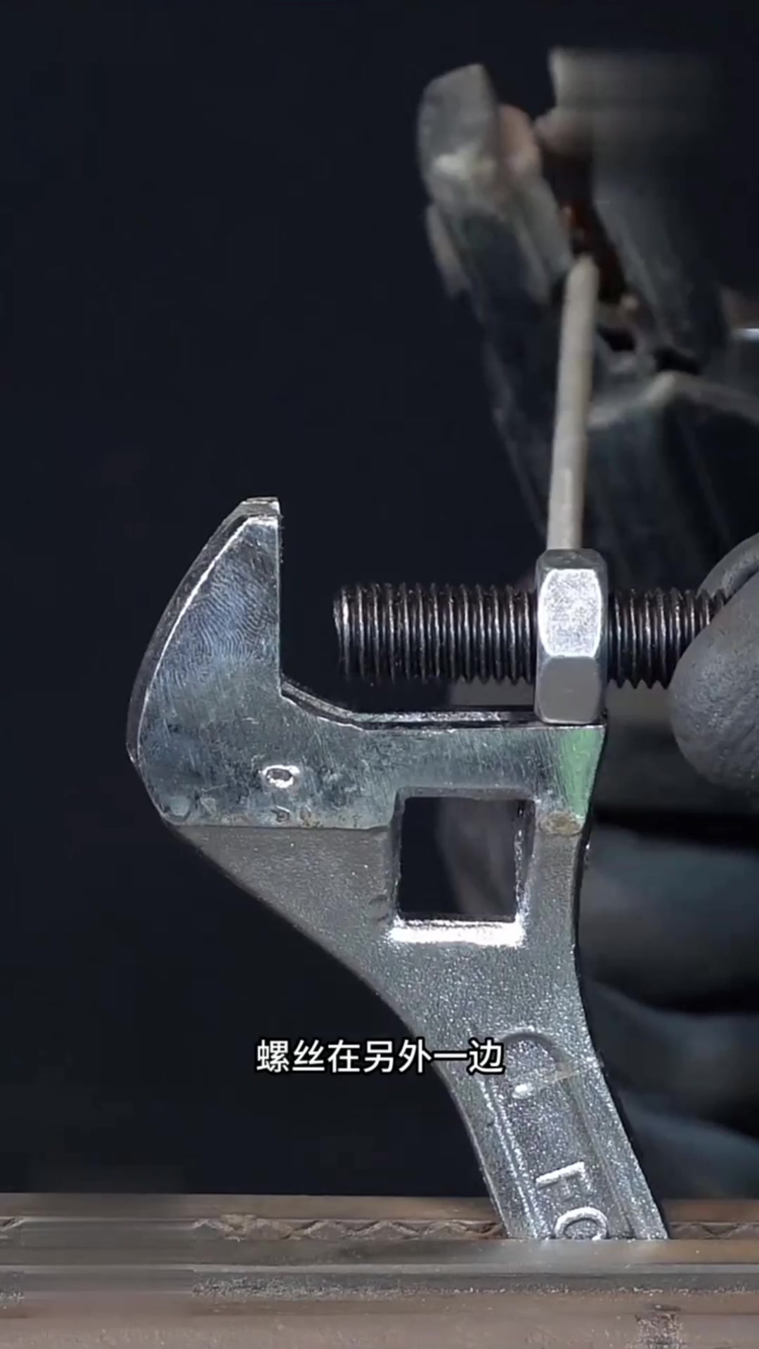 自行车链条不能制作扳手,那就用摩托车链条制作