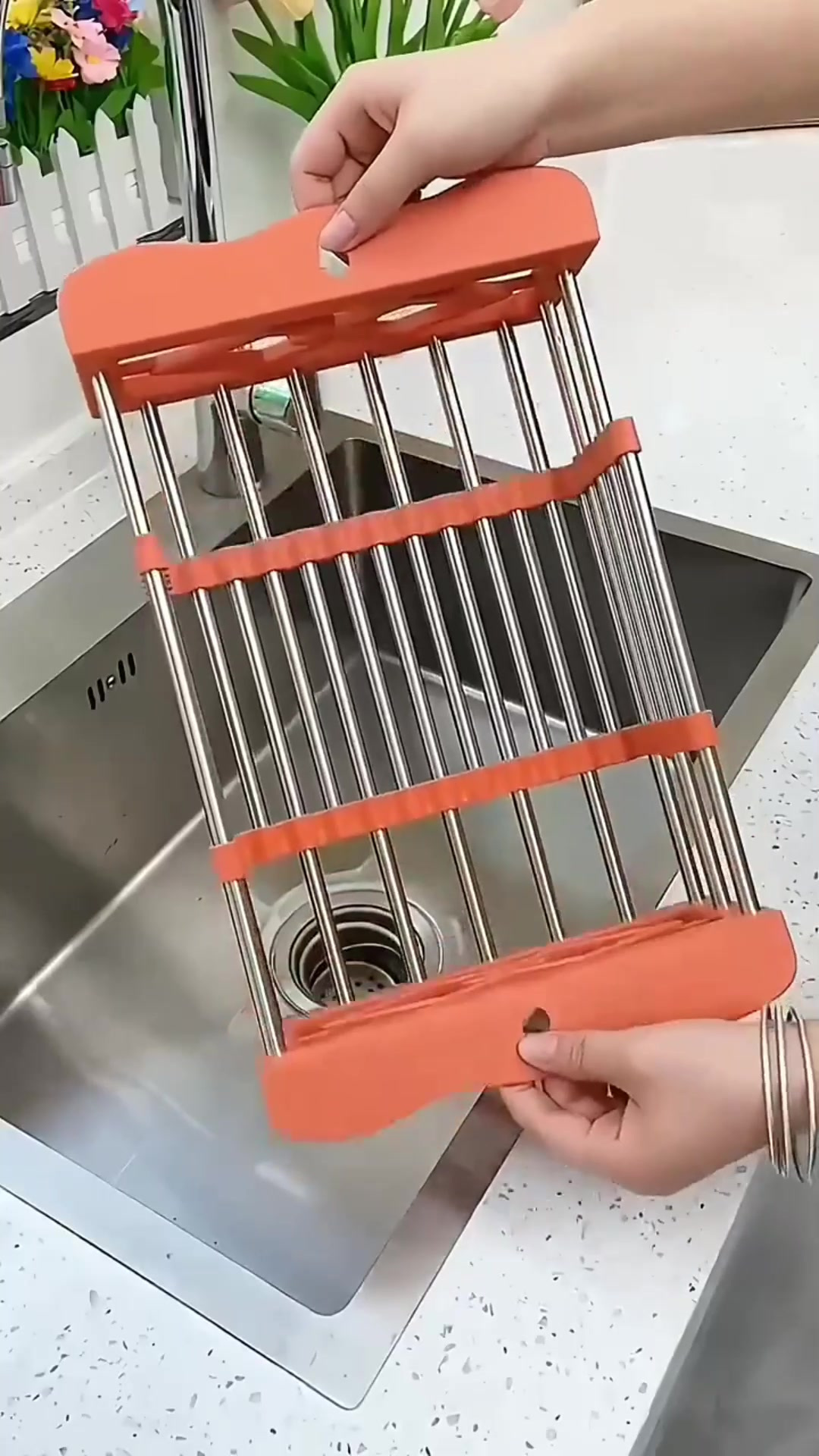 好物推荐厨房有个不锈钢伸缩沥水篮,大小水槽都合适,可以洗菜洗