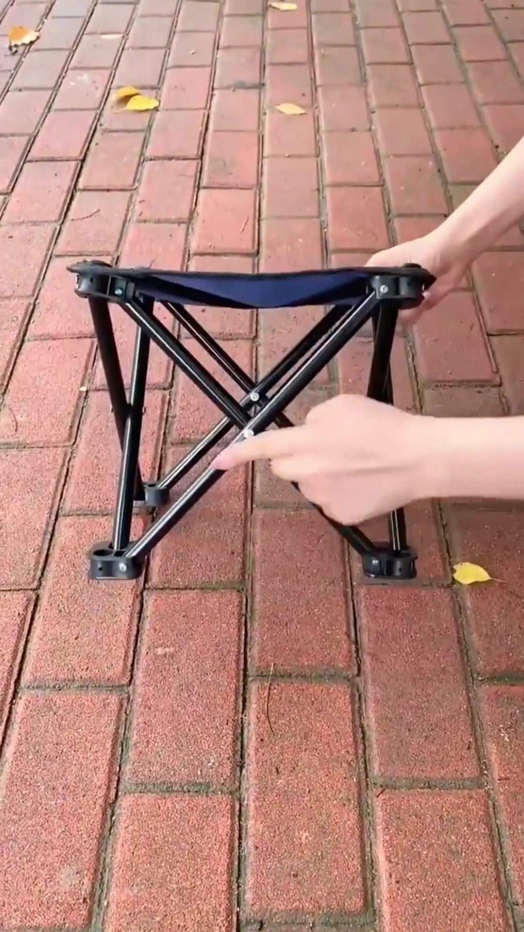 户外便携小马扎,承重力也特别强,随身携带走哪坐哪