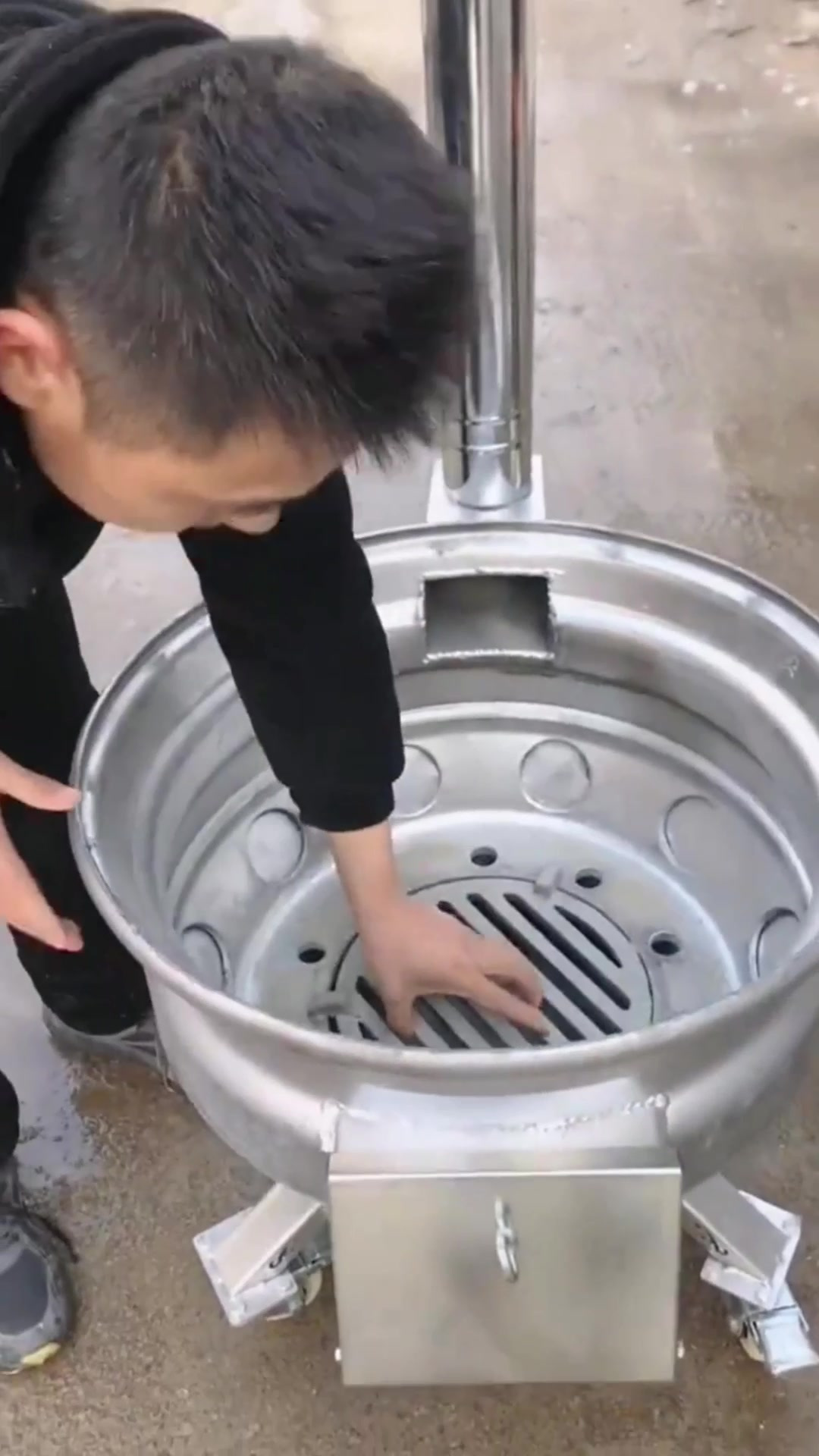 农村小伙用汽车轮毂改造的轮毂灶,结实耐用,一灶传三代