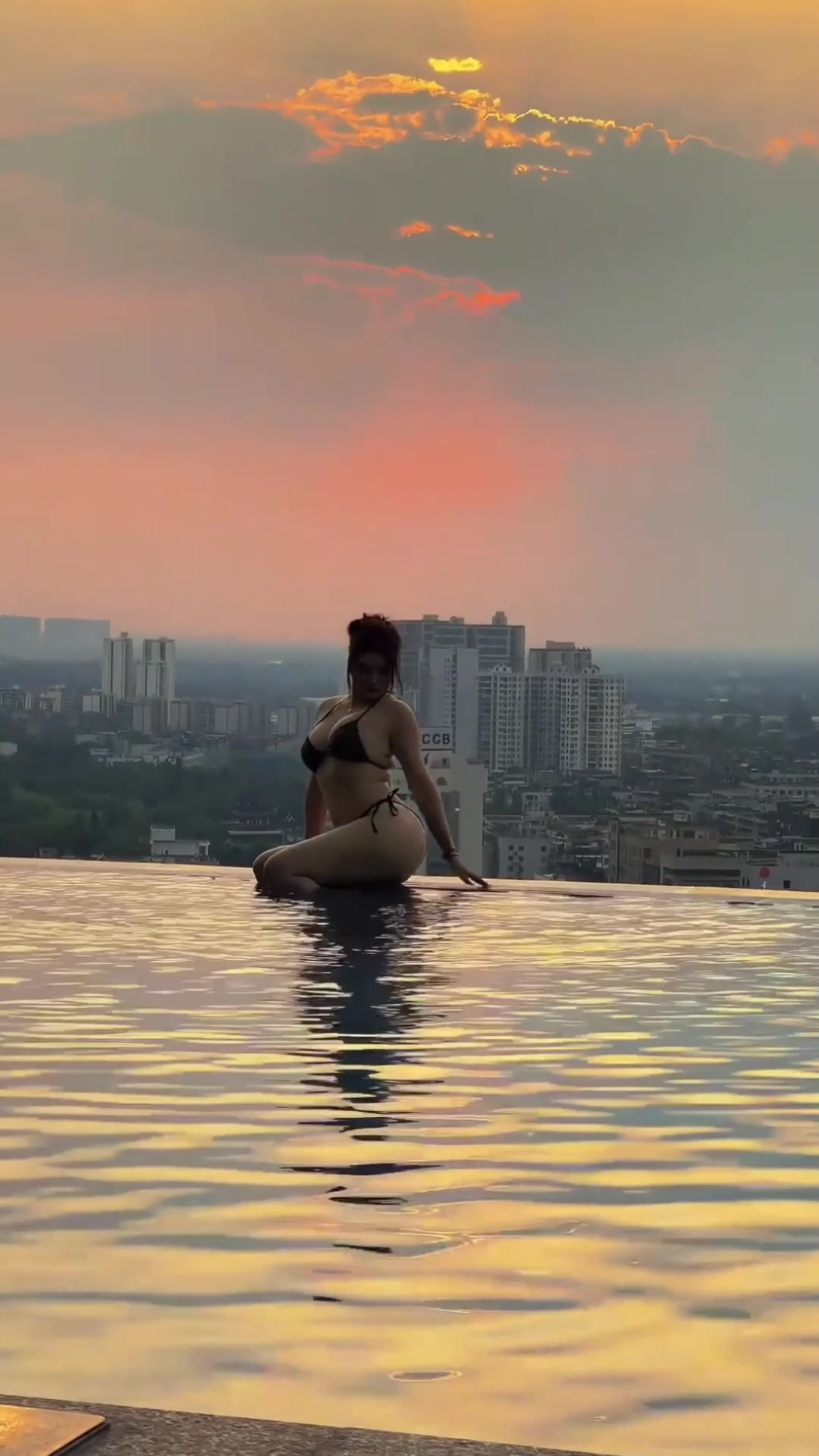 小姐姐的泳装,就像海边的日出,美得让人充满希望