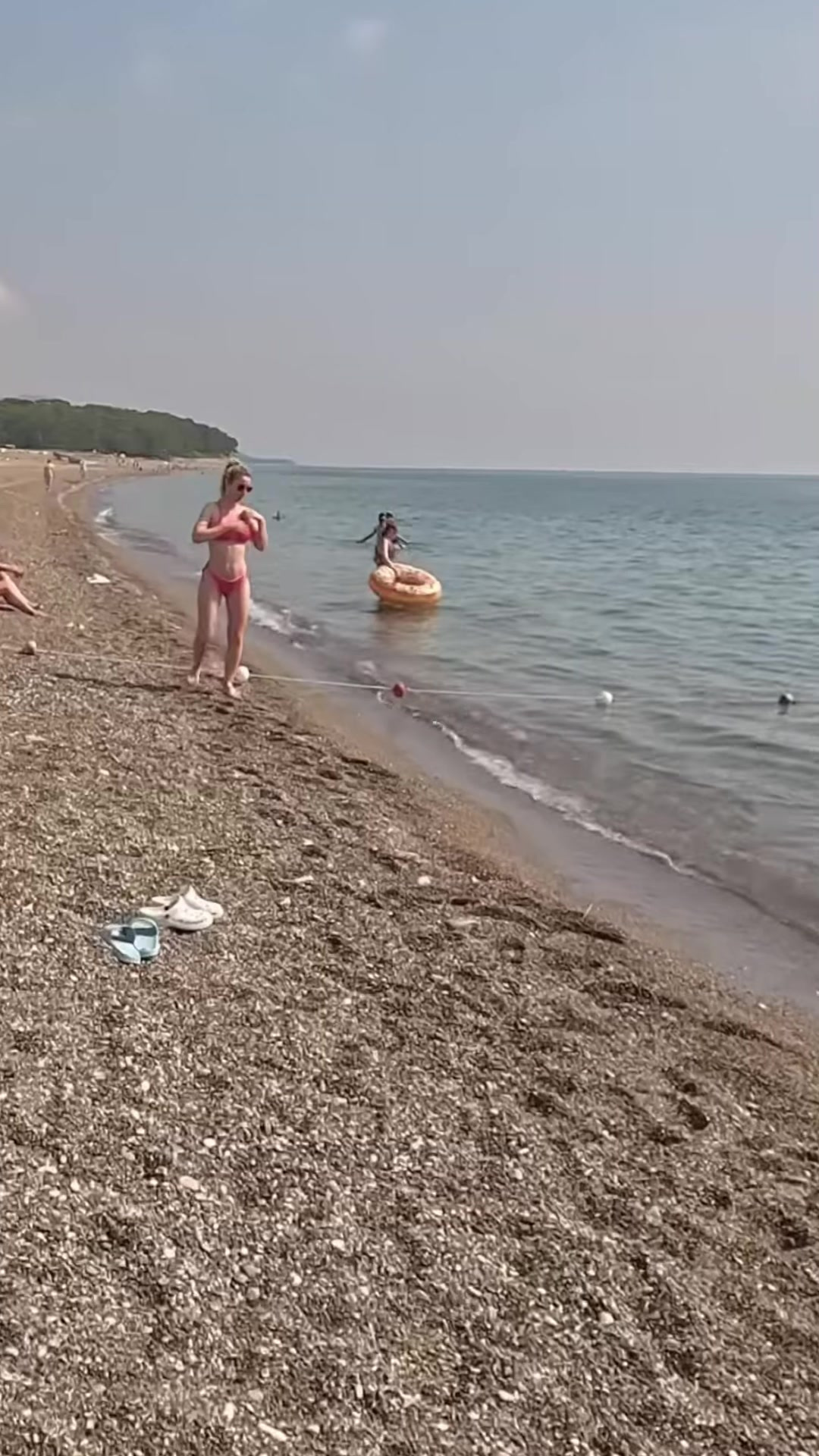 小姐姐泳装秀,肤白如雪,长腿真是让人着迷不已!