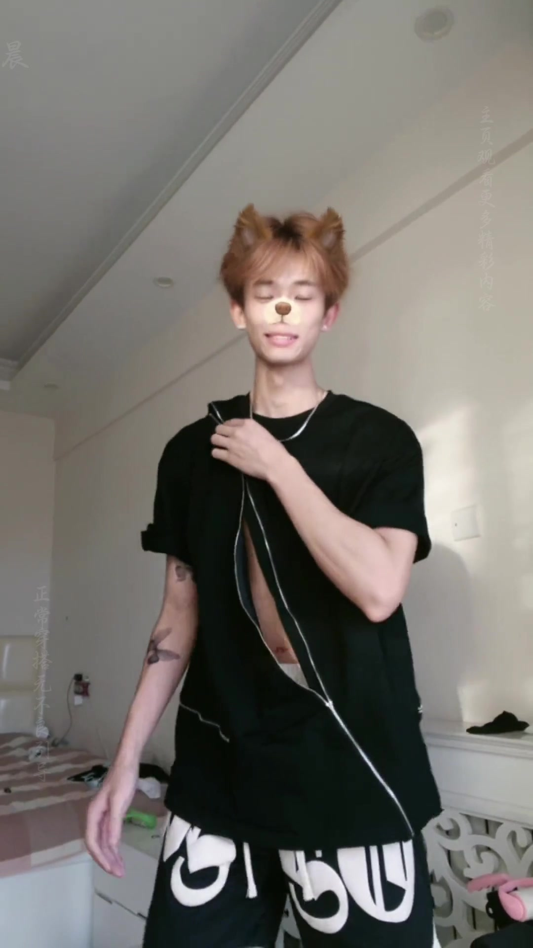 穿篮球服的奶油味小哥哥,趴玩电脑姿势妖娆,粉白长筒袜超显个性