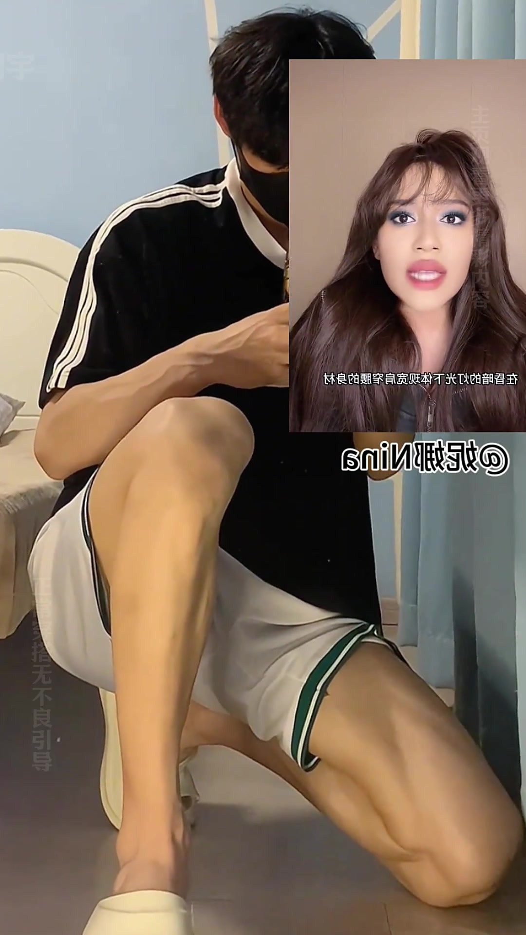 穿篮球服的奶油味小哥哥,趴玩电脑姿势妖娆,粉白长筒袜超显个性