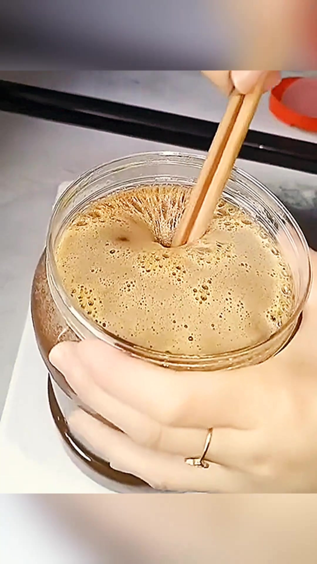 蜂蜜过期了还能饮用吗有毒吗(蜂蜜过期了还能吃吗?吃了有副作用吗?)