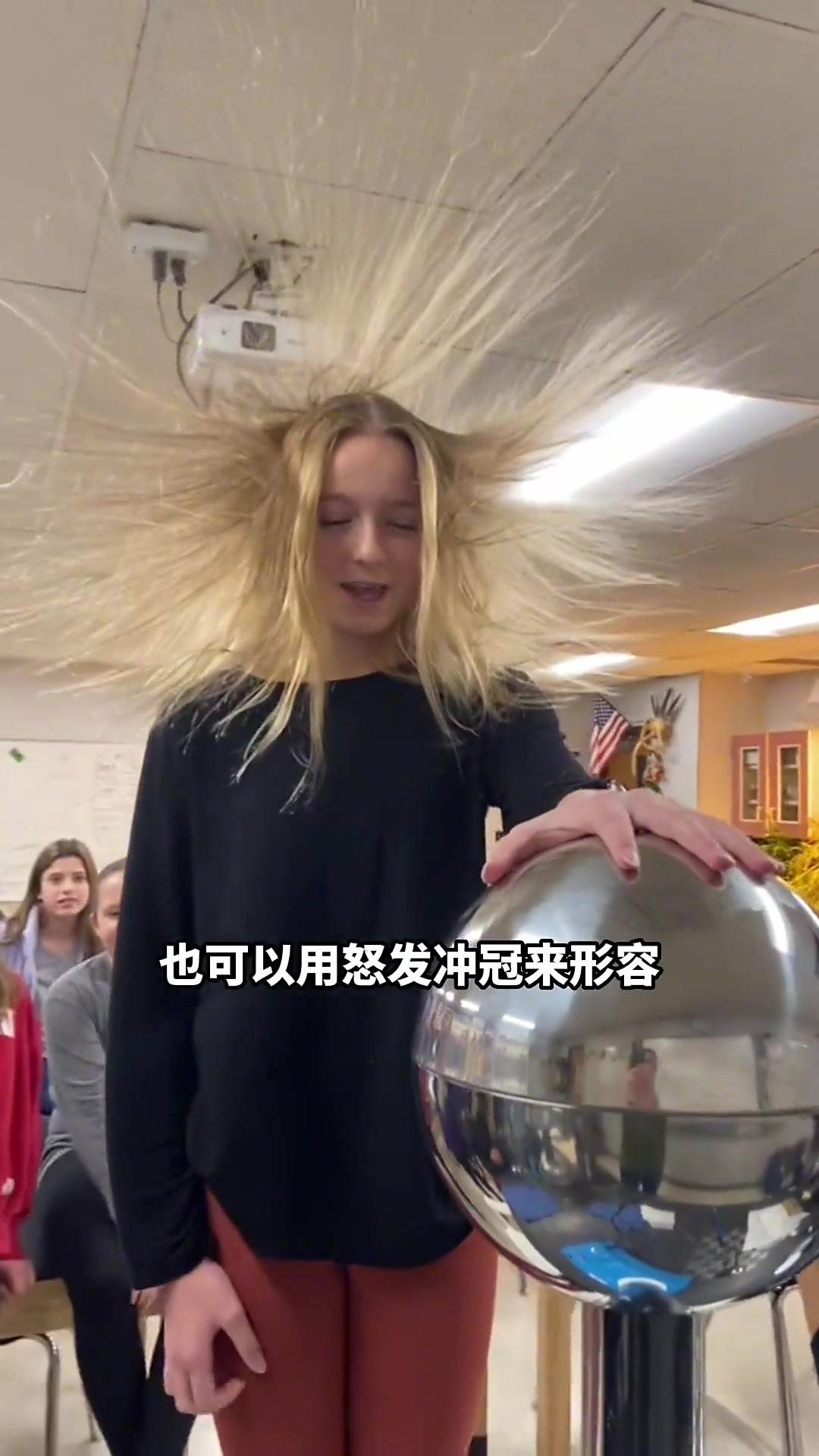 在野外打雷天气来临之前,不仅头发会竖起来,伸出手指还能听到电