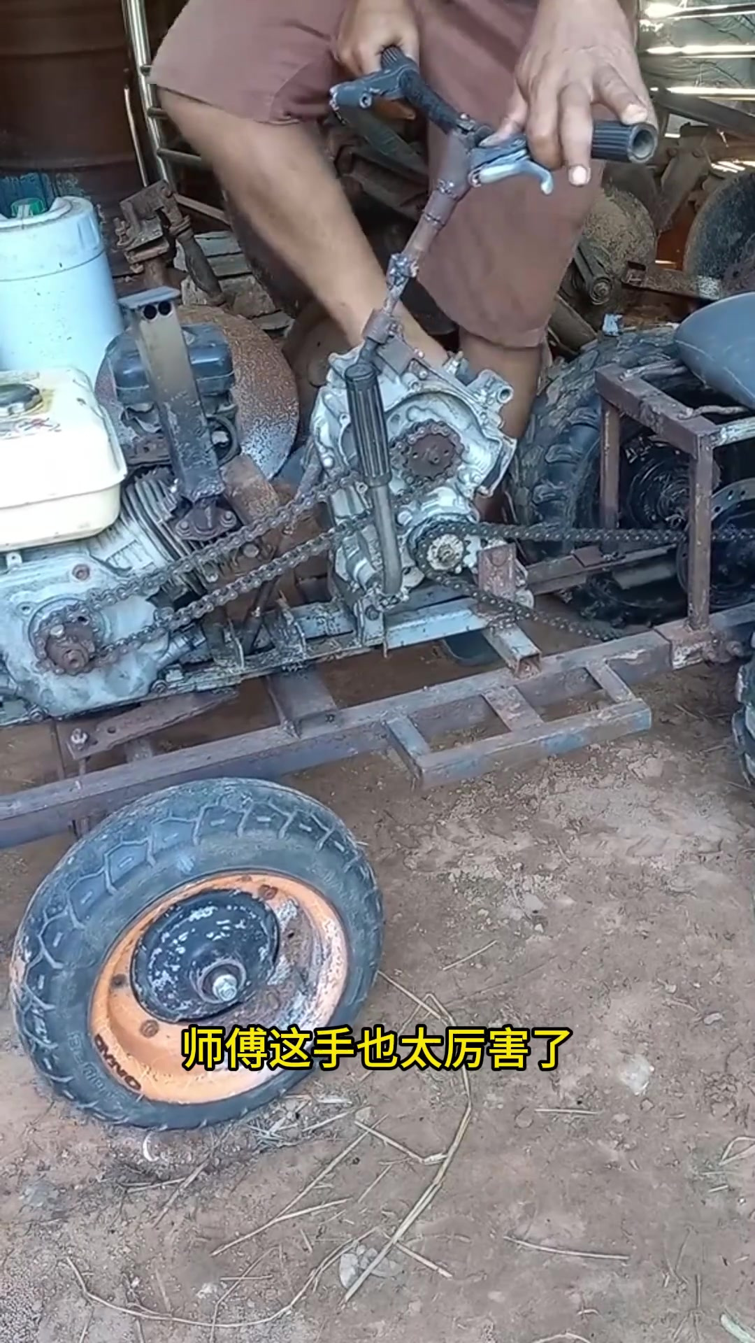 师傅把手扶拖拉机改造成了四驱,师傅这手艺厉害了