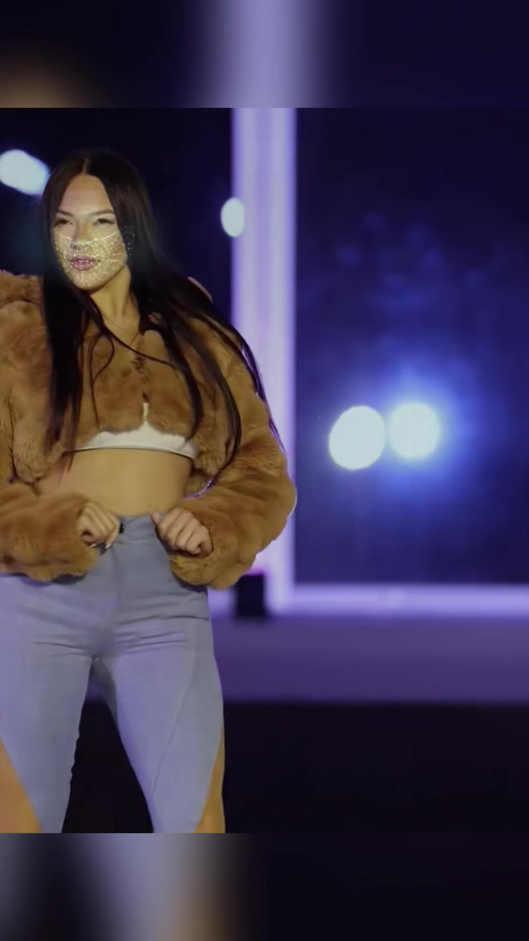 小姐姐泳装秀,肤白貌美,让人忍不住想多看几眼,太美了!