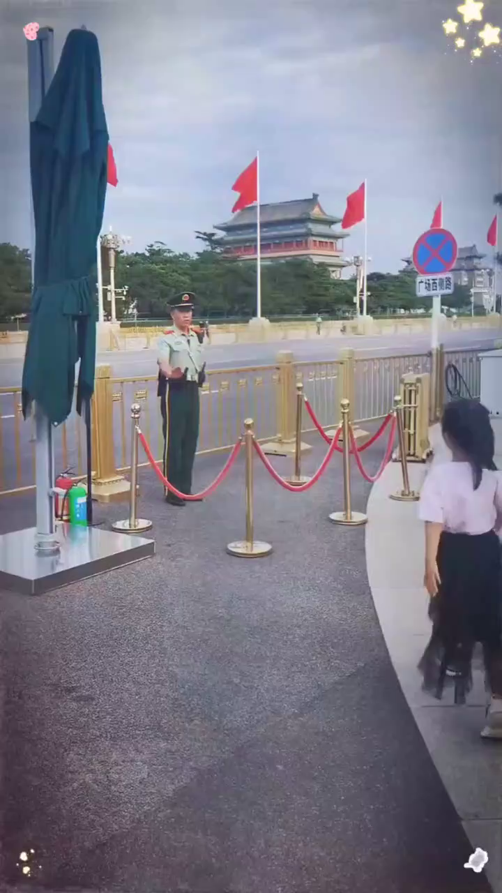 孩子向军人敬礼 致敬 传递正能量
