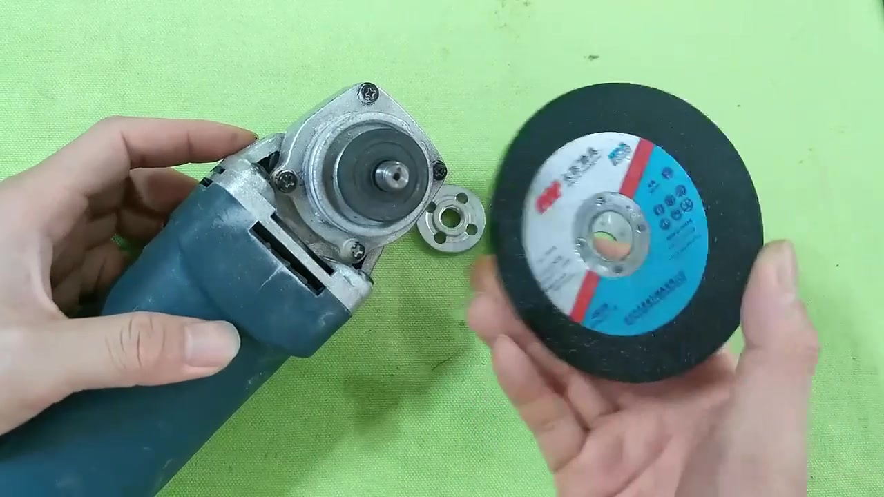 五金工具角磨机切割片更换步骤(角磨机切割片怎么安装是正确的)