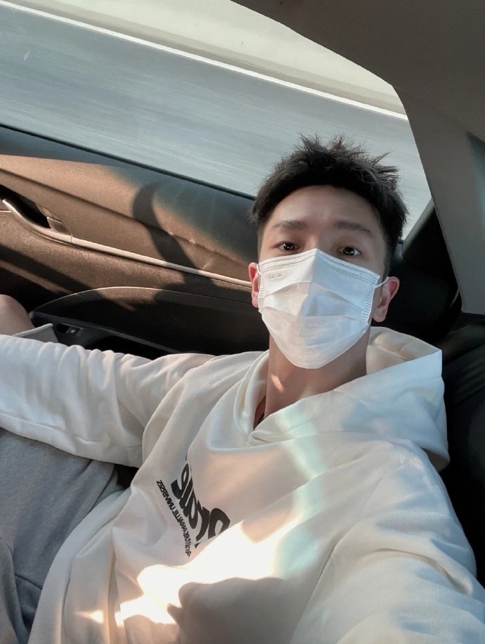 来自上海的正装桃花眼小帅哥,身高181cm,小喉结真可爱