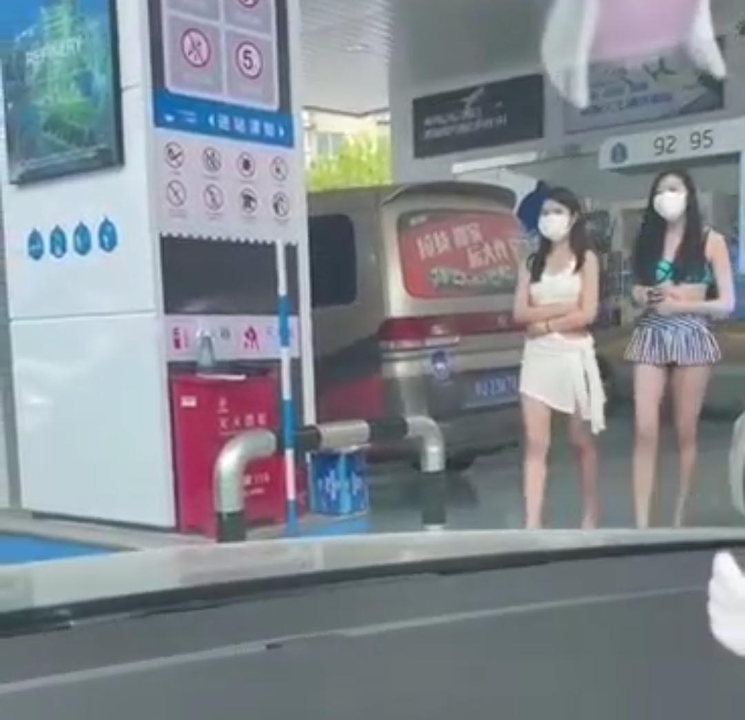 青岛加油站开业请泳装模特助阵,因低俗被制止
