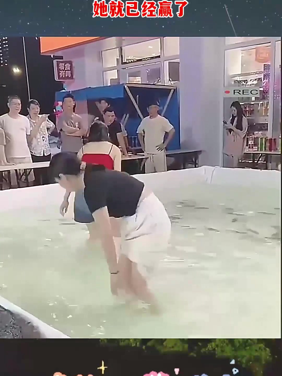 女人之间的战争,黑衣美女弯腰的一瞬间,她就已经赢了!