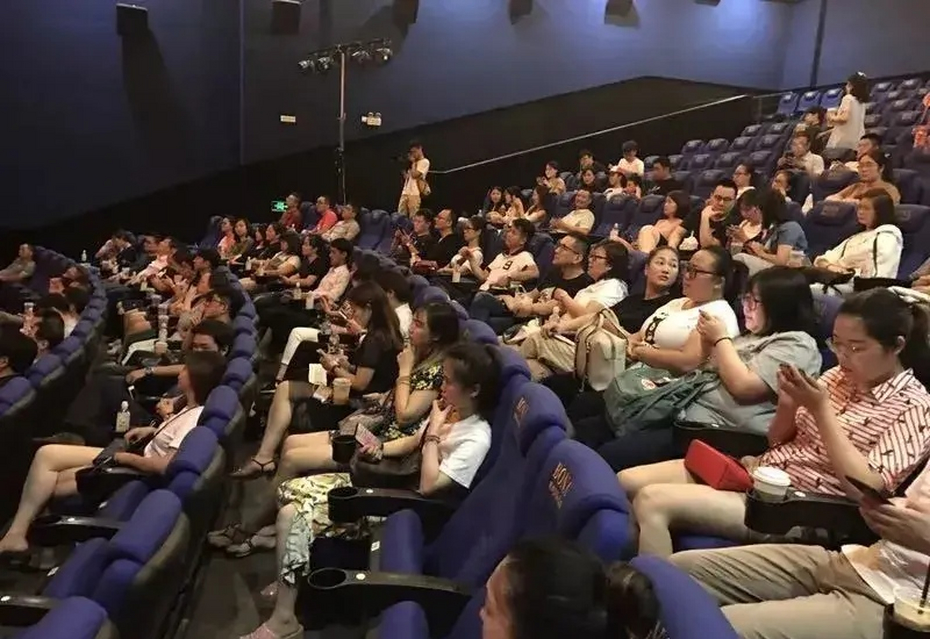 有一对夫妻在电影院看电影,突然出现女主角洗澡的镜头,这时丈夫突然