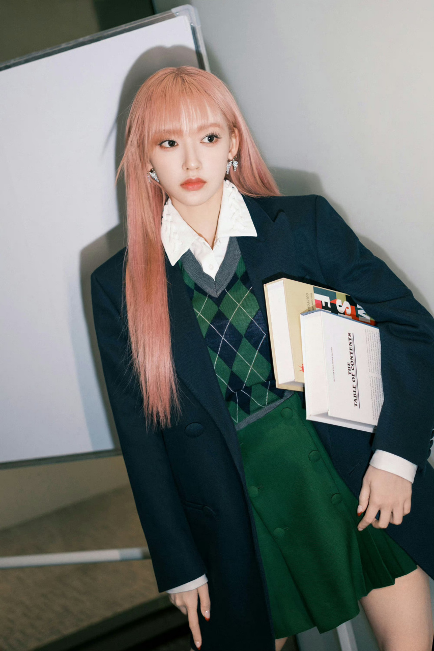 好喜欢程潇的这个发色,特显白,俗话说一白遮三丑,感觉双修长的美腿都