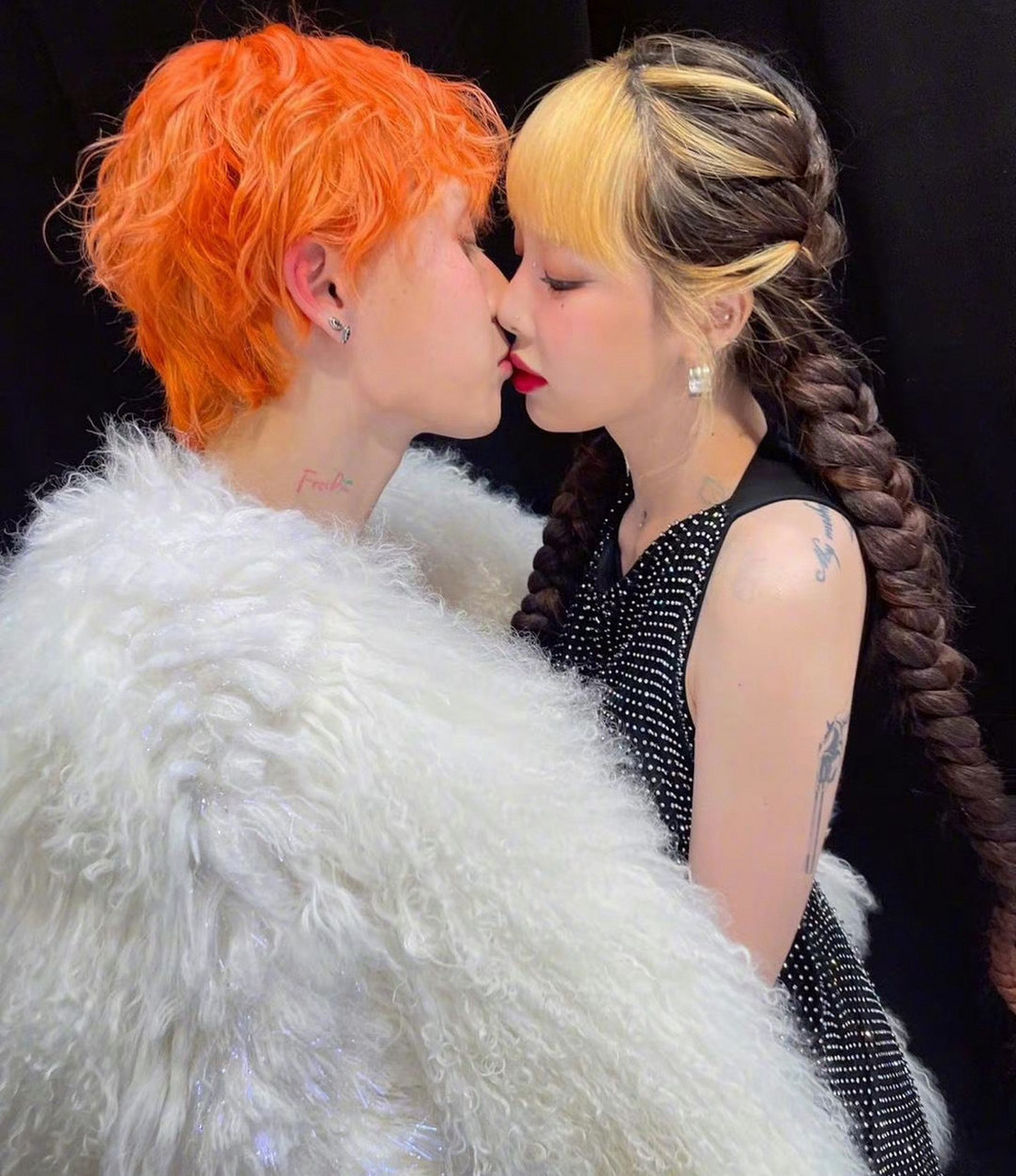 金晓钟在杂志采访中透露并没有和泫雅复合,单身也挺好的,姐姐独自美丽