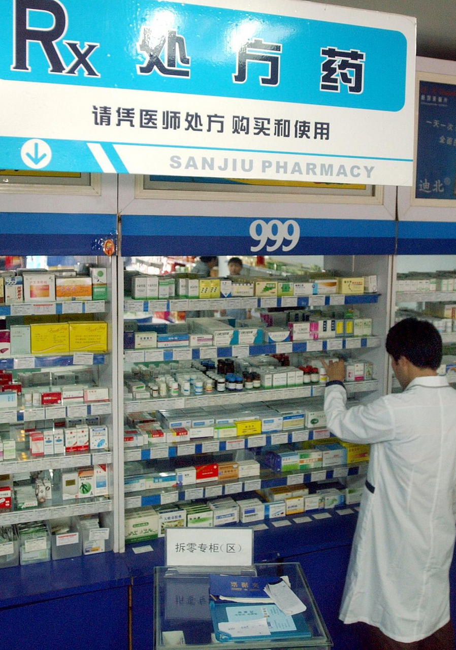 有两家药店是挨着的,其他几家药店相距不超过100米,我们这条路附近