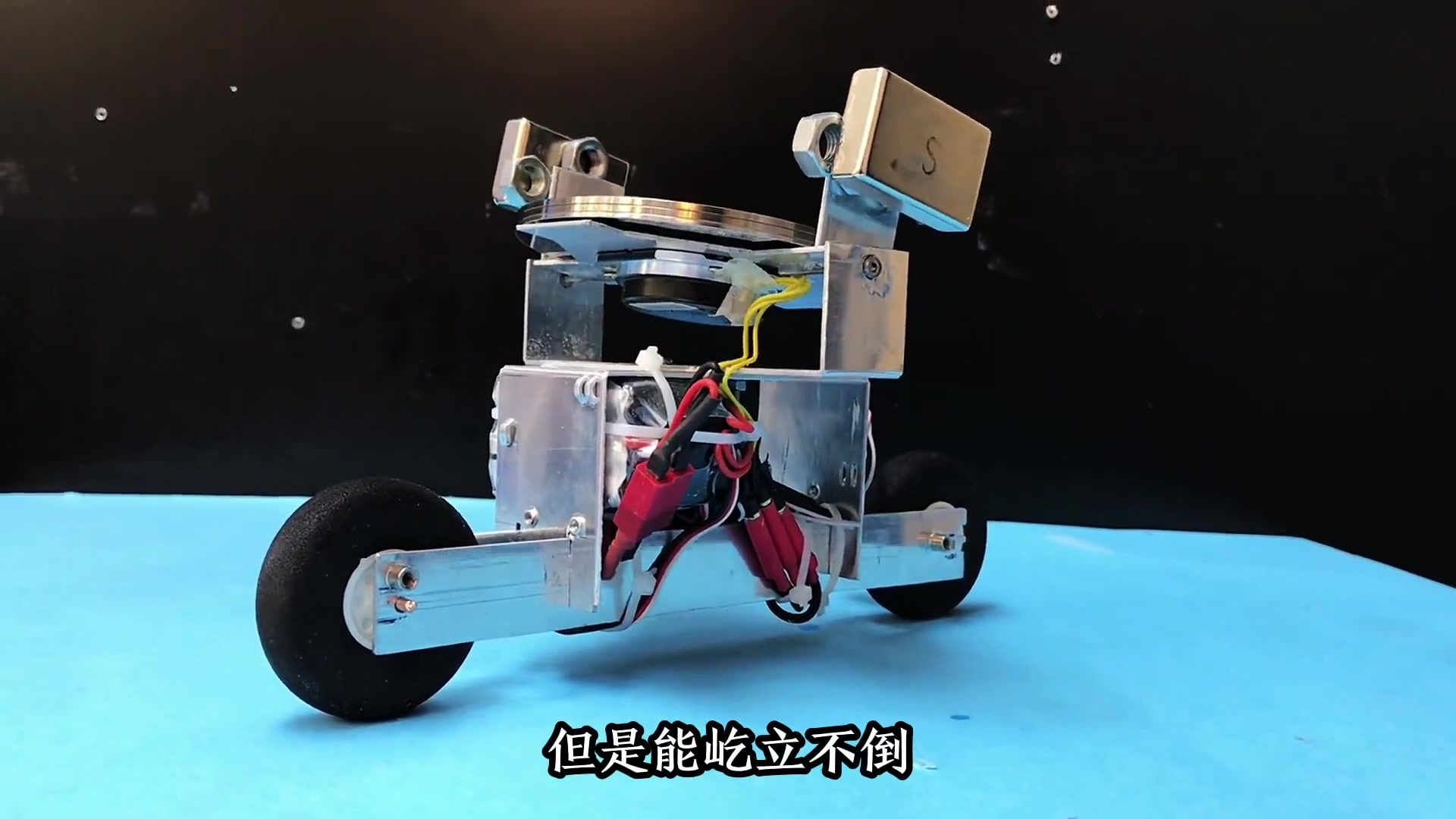 牛人根据陀螺仪原理发明自平衡两轮车,青春的创新力量