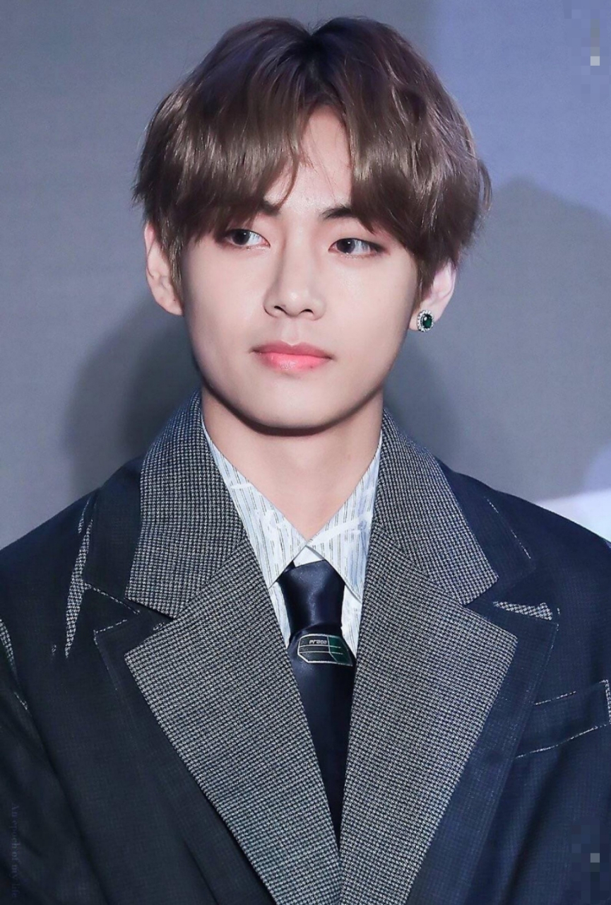 jennie 金泰亨# jennie因为生病演唱会中途离场后,金泰亨飞过琅陪