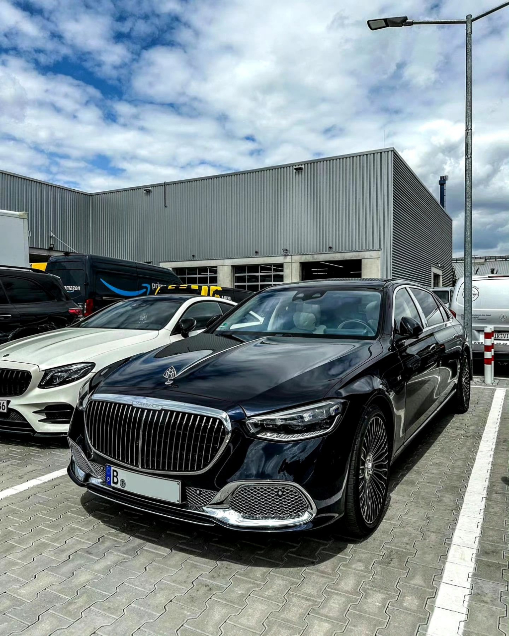 身价多少钱才可以考虑一台v12发动机的迈巴赫s680呢?