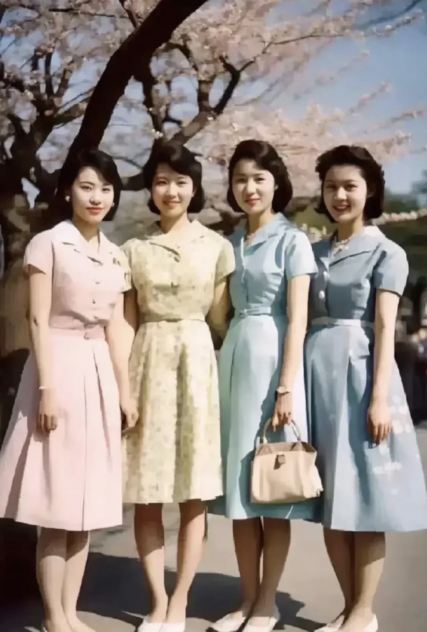 这是80年代初,优雅时尚的女性穿搭! 从照片上我们可以看到,这4位优雅